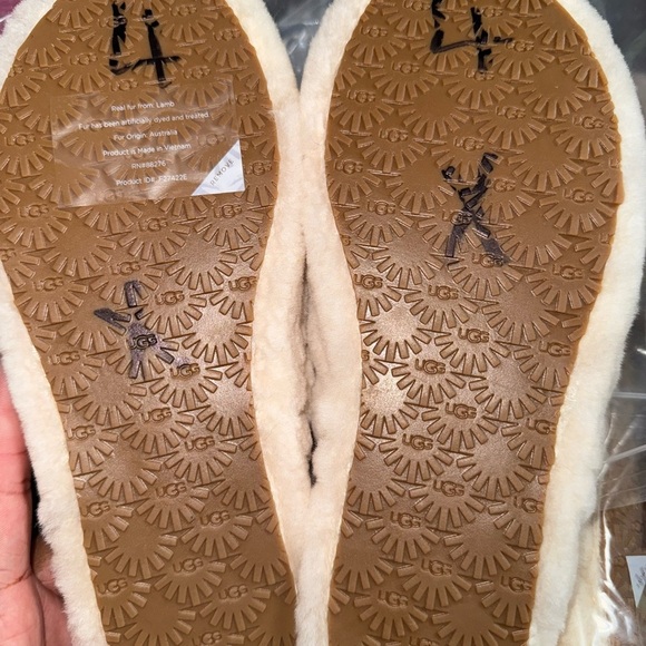 UGG youth fluff yeah Cream color sandal new no box - Picture 3 of 3